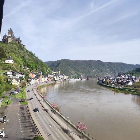 Panorama Oase Ferienwohnung Mit Blick Auf Mosel Und Reichsburg Cochem Exterior foto